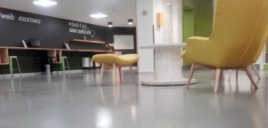 Hotel in Milano pavimento e gradini realizzati con resina epossidica monocromatica colore grigio